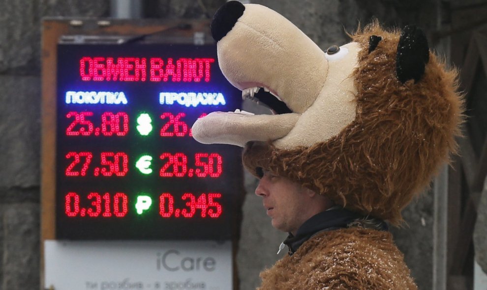 Un hombre disfrazado de oso trabaja junto a una casa de cambio en Kiev, Ucrania. EFE/Sergey Dolzhenko