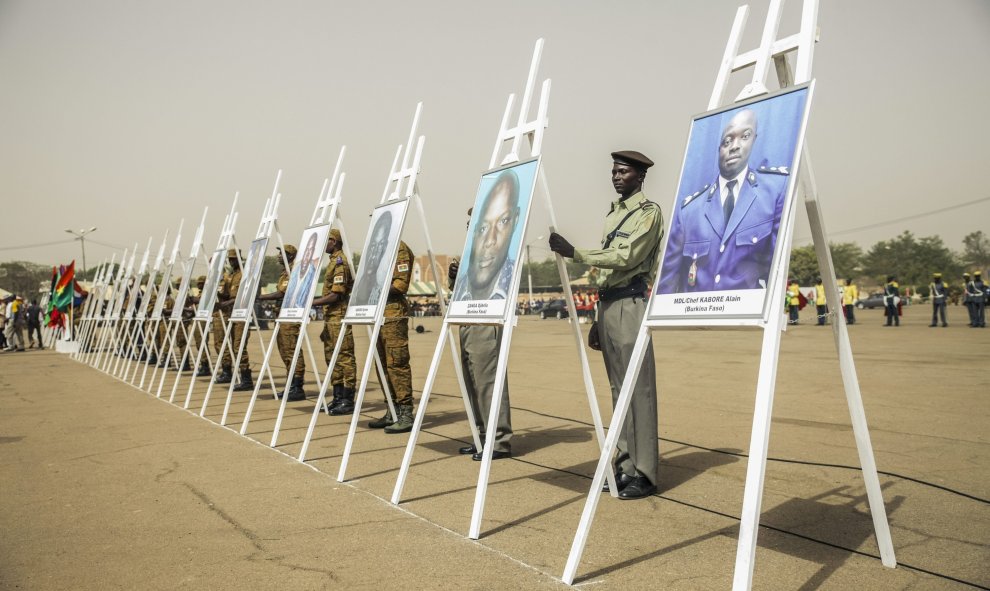 Carteles con los retraros de las víctimas del atentado de Al Qaeda en el Magreb Islámico del pasado 15 de enero, durante un homenaje en la capital Uagadugú, Burkina Faso. EFE/Wouter Elsen