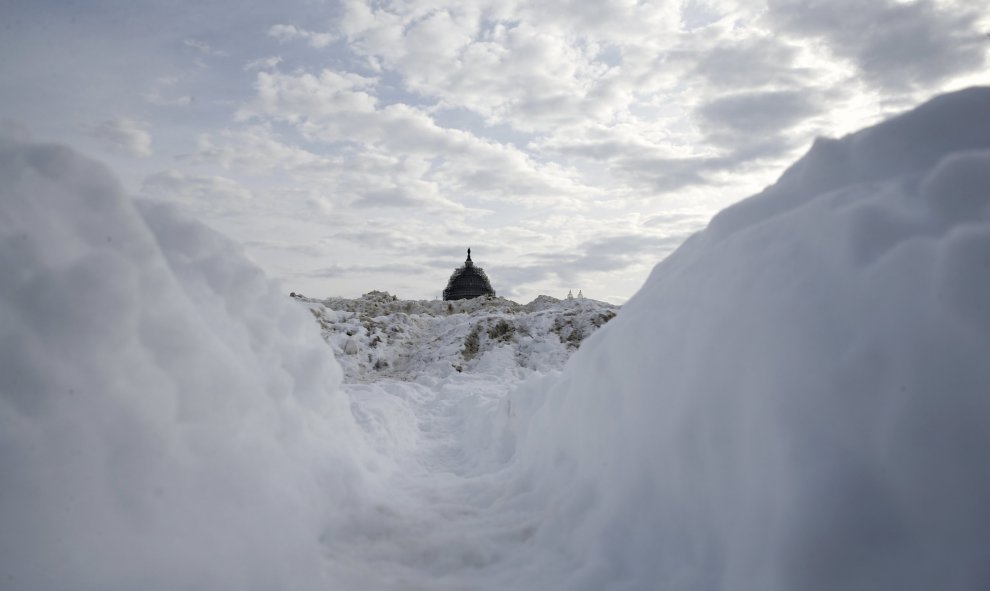 La cúpula del Capitolio se puede ver tras los montones de nieve retirados de las áreas de estacionamiento y paseos alrededor de los jardines de en Washington. REUTERS/Jonathan Ernst