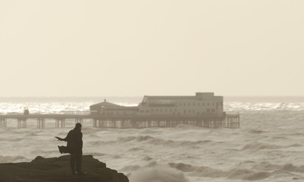 Un hombre mira la tormenta Gertrude en el mar de Irlandal, en Blackpool, Gran Bretaña. REUTERS/Phil Noble