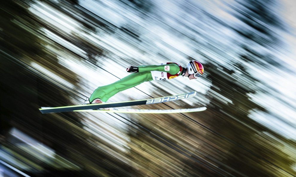 El austriaco Fabian Steindl en acción durante la prueba de salto de la Copa del Mundo de esquí nórdico disputada en Seefeld, Austria. EFE/Jfk