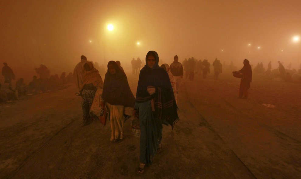 Devotos hindúes caminan en medio de la niebla durante el festival Magh Mela, en la norteña ciudad india de Allahabad. REUTERS/Jitendra Prakash