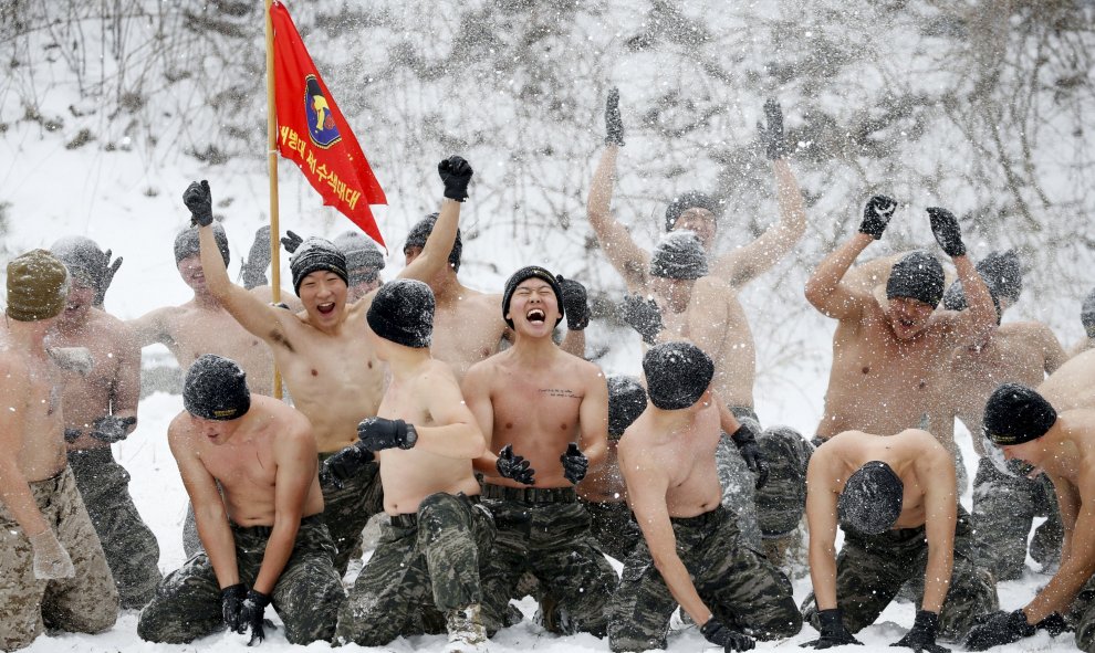 Marines estadounidenses y surcoreanos lanzan nieve durante un instrucción militar de invierno en Pyeongchang, en Corea del Sur. REUTERS/Kim Hong-Ji