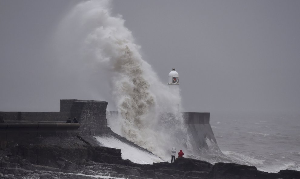 Las olas chocan con el faro de Porthcawl, Wales. REUTERS/Rebecca Naden