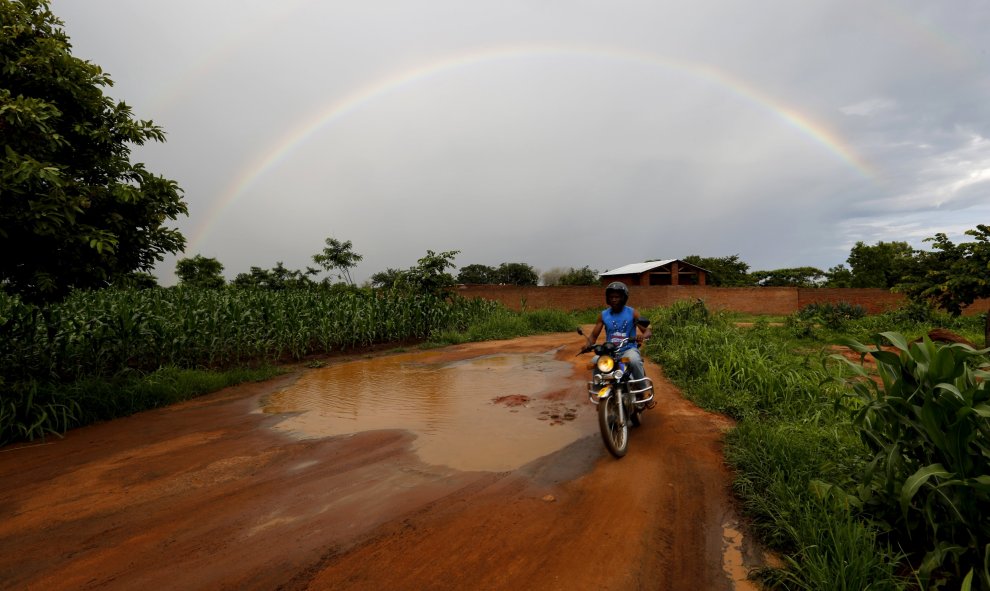 Arcoiris sobre un campo de maíz en Lilonqwe, capital de Malawi Lilongwe.  REUTERS/Mike Hutchings