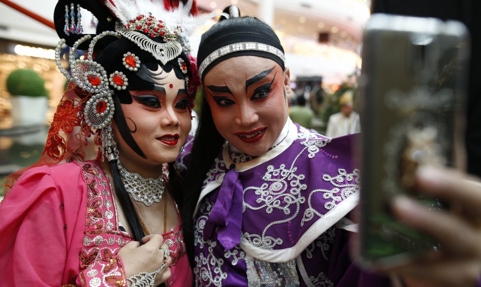 Los miembros de una ópera china se hacen una selfie antes de una actuación en un centro comercial para celebrar el Año Nuevo Lunar chino en Bangkok, Tailandia, 4 de febrero de 2016. REUTERS / Athit Perawongmetha