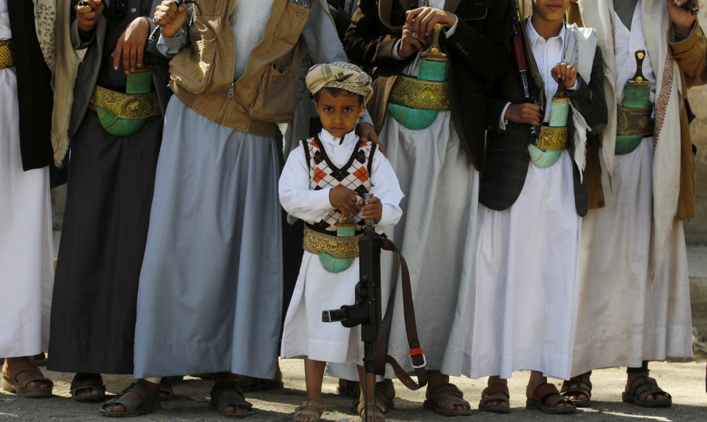 Un niño miembro de las tribus que apoyan a los hutíes se manifiesta con un arma en contra del avance de la coalición árabe liderada por Arabia Saudí en la capital, Saná, Yemen hoy 4 de febrero de 2016. EFE/Yahya Arhab
