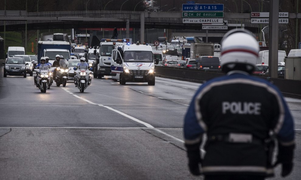 Varios conductores de vehículos de alquiler con chófer (VTC) y de conductores que trabajan para la plataforma Uber bloquean el tráfico para protestar contra las sanciones del gobierno francés a favor de los taxistas en París (Francia) hoy, 4 de febrero de