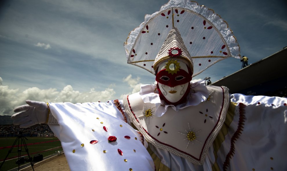 Arlequín en el carnaval de Cajamarca, en la sierra norte del Perú . EFE/Josip Curich