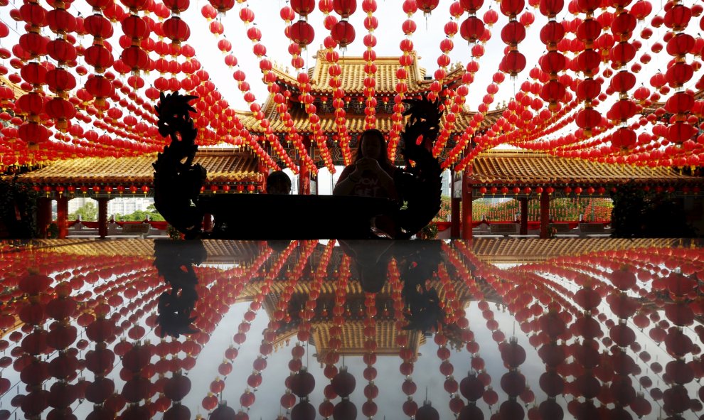 Una mujer reza antes de las celebraciones del Año Nuevo chino en un templo en Kuala Lumpur, Malasia. REUTERS/Olivia Harris