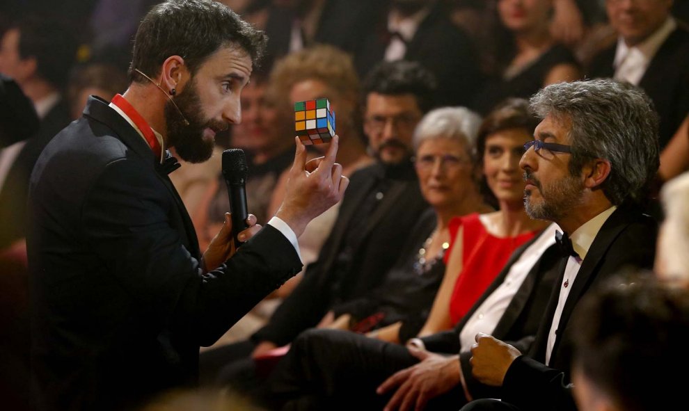 Una vez empezada la gala, Dani Rovira, el presentador, empezó a hacer de las suyas. Aquí le vemos bromeando con Ricardo Darín, cubo de Rubik por medio. / BALLESTEROS (EFE)