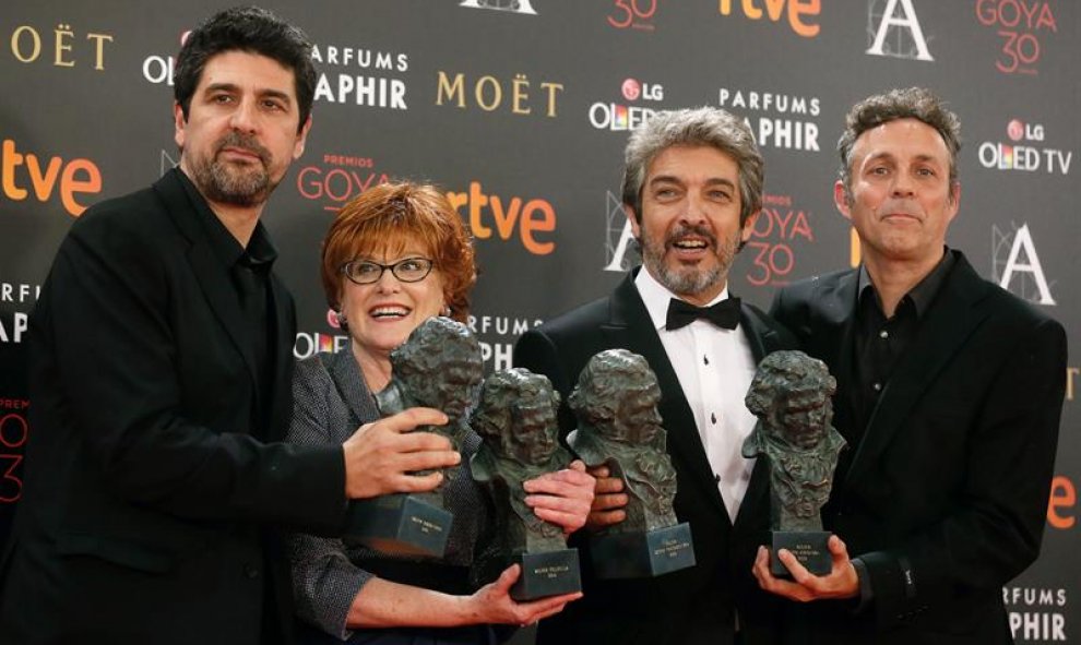 El realizador Cesc Gay, la productora Marta Esteban, el actor argentino Ricardo Darín y el guionista Tomás Aragay, posan con los Goyas conseguidos por sus trabajos en la película "Truman", durante la ceremonia de la 30 edición de los Premios Goya, que ent