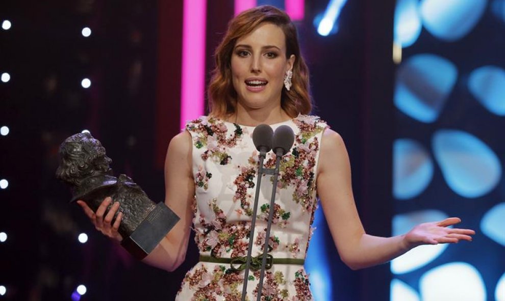 La actriz Natalia de Molina recibe el Goya a la mejor actriz por su papel en "Techo y Comida", durante la ceremonia de la 30 edición de los Premios Goya, que entrega la Academia de Cine, celebrada esta noche en el Hotel Auditorium de Madrid.