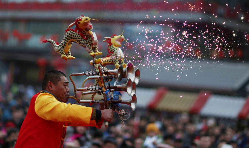 Un músico toca su instrumento en la feria del templo de Huangsi, en Shenyang, provincia de Liaoning. REUTERS/Sheng Li