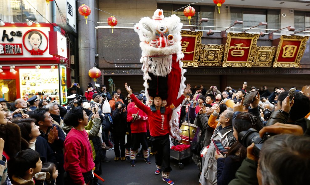 Un hombre se disfraza de león y baila al lado de un restaurante chino, en el barrio de Chinatown de Yokohama, al sur de Tokio, Japón. REUTERS/Thomas Peter