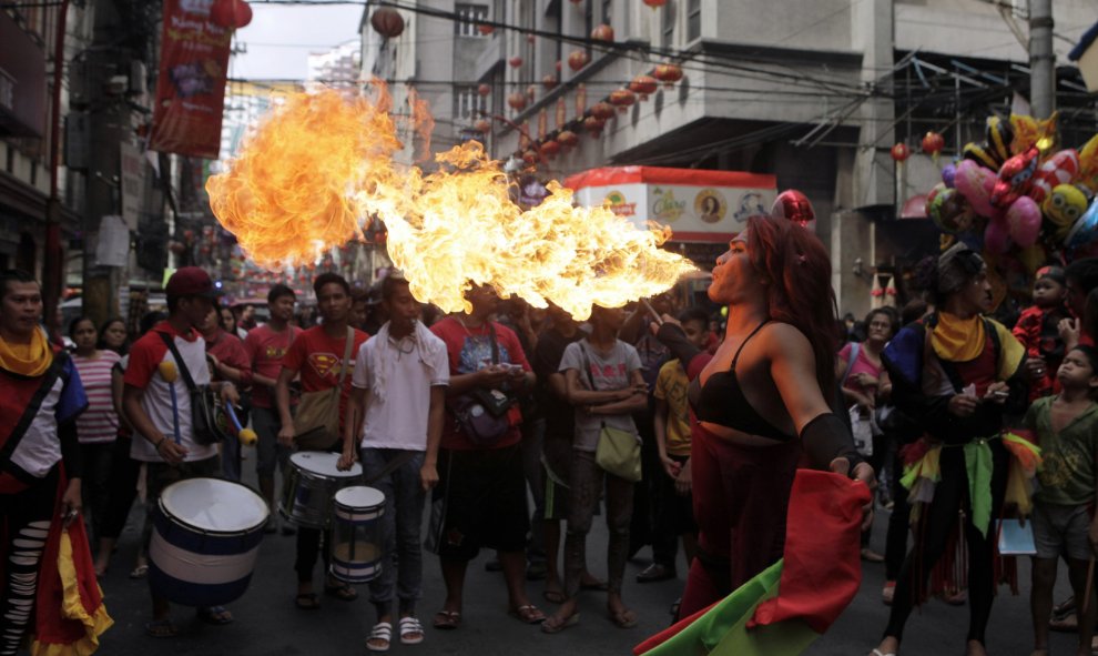 Actuación con fuego durante la celebración del Año Nuevo Chino en Manila, Islas Filipinas. REUTERS/Janis Alano