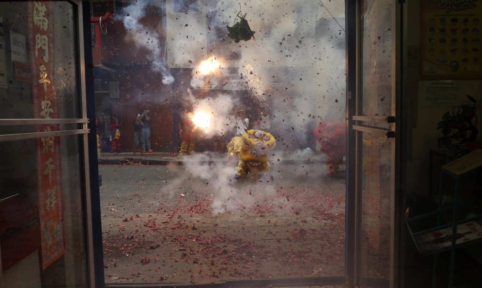 Bailarines realizan una danza  durante las celebraciones del Año Nuevo Lunar en el barrio chino de Ciudad de Panamá. REUTERS/Carlos Jasso