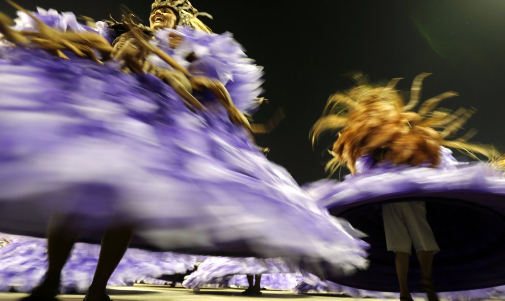 Desfile de carnaval en el Sambódromo de Río de Janeiro.  REUTERS/Sergio Moraes