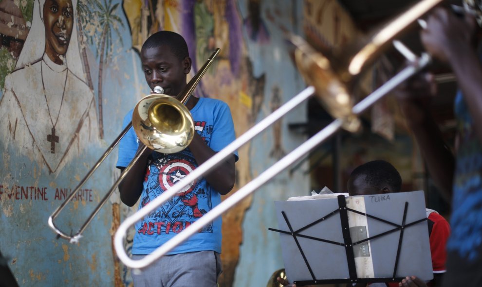 Un miembro de la joven orquesta 'Ghetto Classics' toca trombón durante un ensayo semanal en la iglesia católica de San Juan dentro del suburbio de Korogocho, en Nairobi, Kenia. EFE/Dai Kurokawa