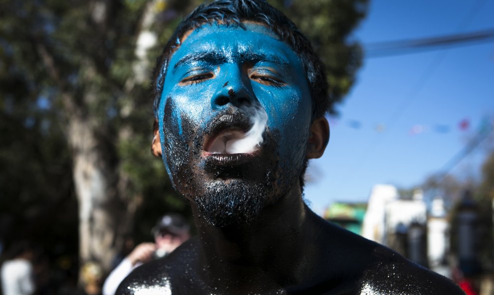 Un indígena zapoteco de la comunidad de San Martín tilcajete (Lugar de la creación de alebrijes) participa en el carnaval que se celebra todos los años un día antes del Miércoles de Ceniza, en el estado de Oaxaca, sur de México. EFE/Mario Arturo Martínez