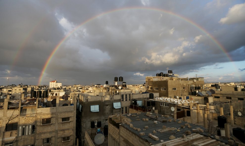 Un arcoiris aparece por encima de Khan Younis, al sur de Gaza./REUTERS/Ibraheem Abu Mustafa