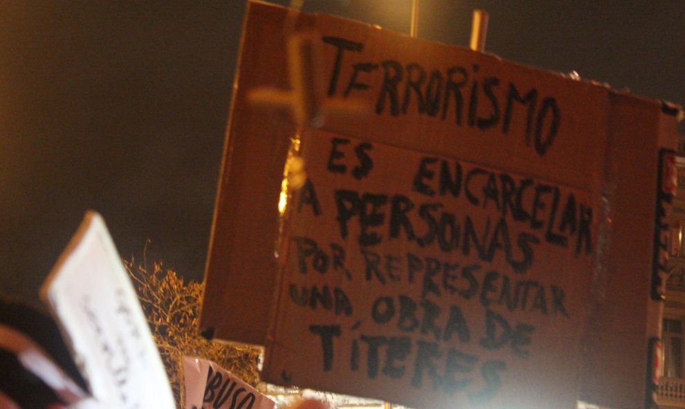 Pancarta en apoyo a los titiriteros encarcelados durante cinco días, en una concentración en el centro de Madrid.