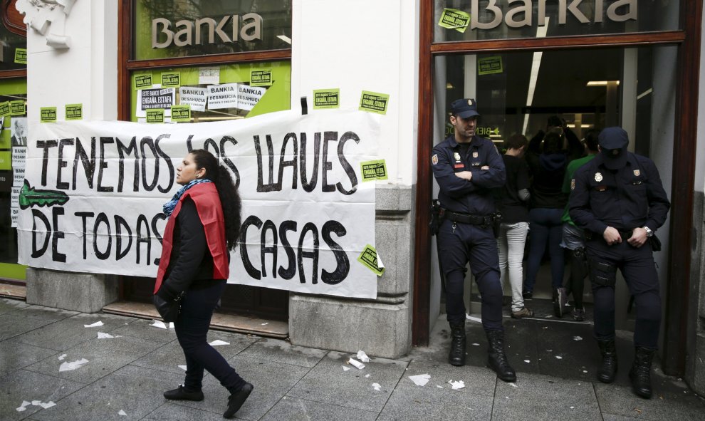 Policías bloquean la entrada de una sucursal bancaria de Bankia durante una protesta contra los desahucios en Madrid. REUTERS/Andrea Comas