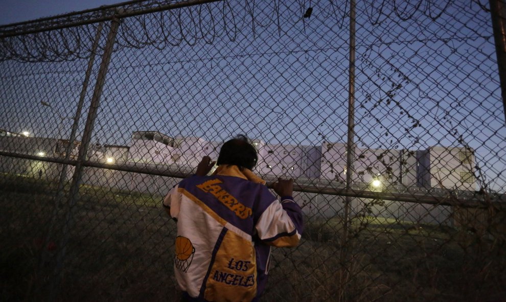 Familiar de un preso permanece fuera de la prisión de Topo Chico en Monterrey, tras el motín en el que han resultado muertas decenas de personas. REUTERS/Daniel Becerril