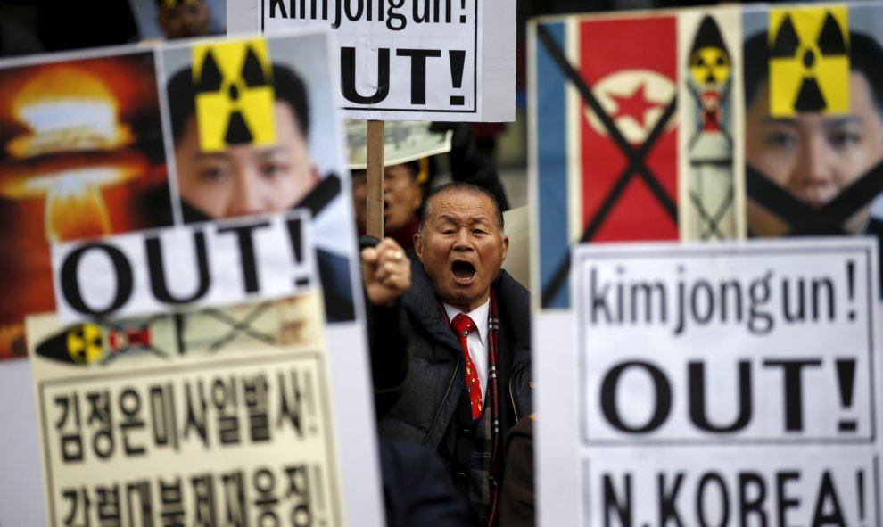 Un hombre canta consignas durante una manifestación contra Corea del Norte en el centro de Seúl. REUTERS/Kim Hong-Ji