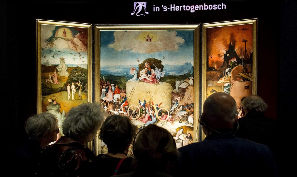 Visitantes observan el tríptico 'El carro de heno', del pintor holandés Jheronimus Bosch 'El Bosco', durante una exposición en el Noordbrabants Museum de Bolduque, Holanda. EFE/KOEN VAN WEEL