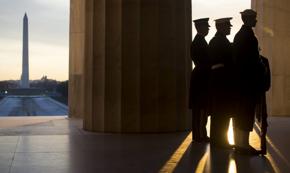Miembros de la Guardia de Honor estadounidense participan en una ceremonia para conmemorar el 207 aniversario del nacimiento Abraham Lincoln en el Lincoln Memorial de Washington. EFE/MICHAEL REYNOLDS