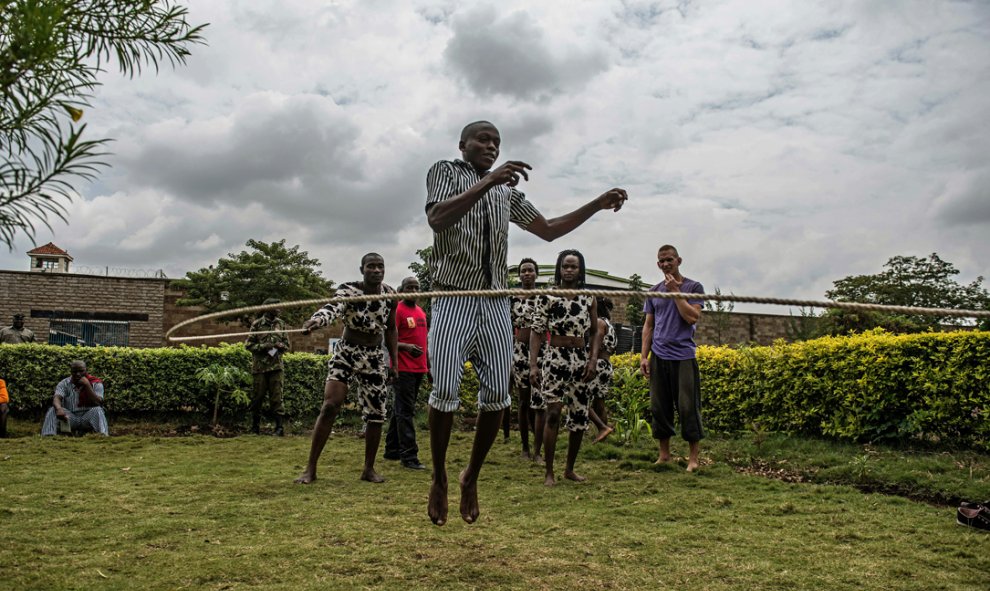 Presos realizan algunos movimientos acrobáticos durante un taller con los artistas de circo Sarakasi en la prisión de Kamiti, Nairobi. FREDRIK LERNERYD/AFP