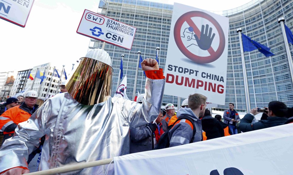 Trabajadores del acero europeos participan en una manifestación en el centro de Bruselas. REUTERS