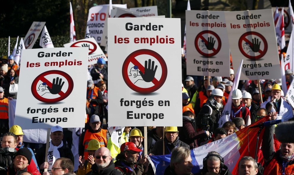 Trabajadores del acero uropeaparala toman parte en una manifestación en el centro de Bruselas. Miles de trabajadores , junto con los gerentes y empleados, portan pancartas en las que se lee " mantener los trabajos forjados en Europa " .REUTERS