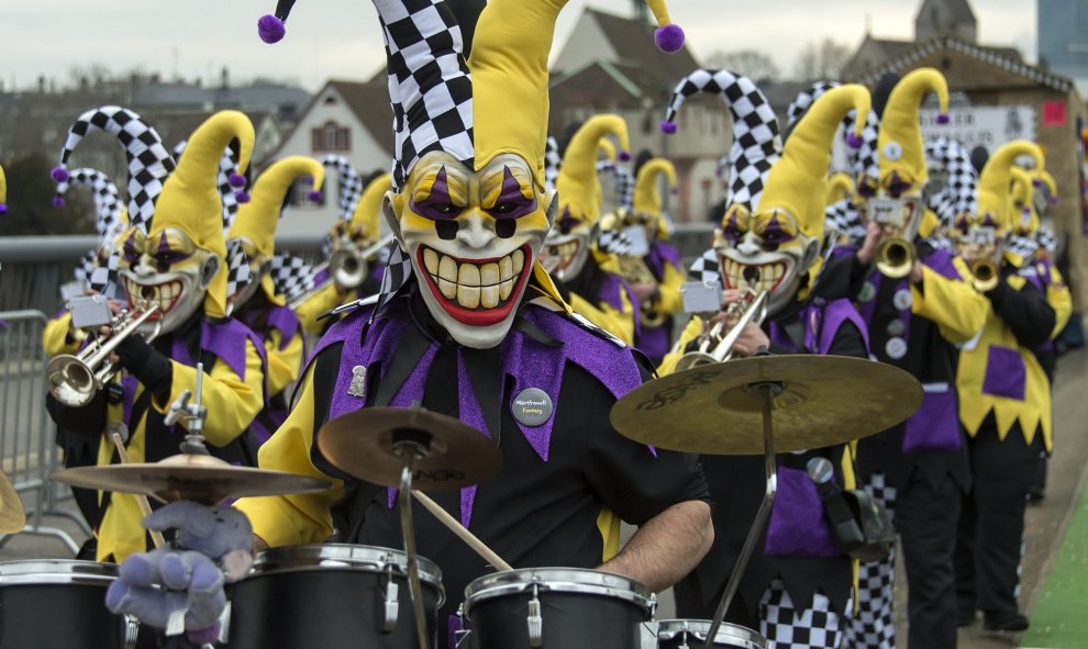 Un grupo de personas participa en un desfile durante el primer día del carnaval de Basilea o "Drey scheenschte Daeaeg" (los tres días más lindos del año) en Basilea (Suiza) hoy, 15 de febrero de 2016. Los festejos, que duran tres días, se inician con el M