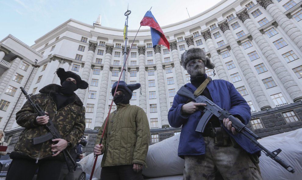 Un grupo de activistas ucranianos participa en una protesta delante del edificio del gobierno en Kiev (Ucrania) hoy, 15 de febrero de 2016. Las relaciones entre Ucrania y Rusia pasan por el peor momento de su historia tras el derrocamiento del presidente