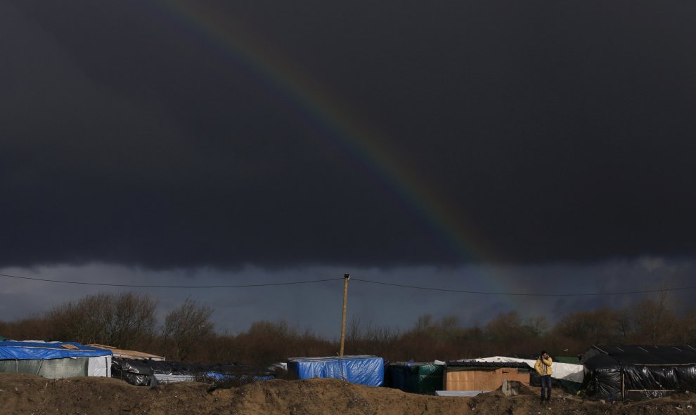 Un arcoiris se ve por encima de "la Jungla" el campo de refugiados en Calais, Francia. 15 de febrero de 2016. REUTERS/Pascal Rossignol