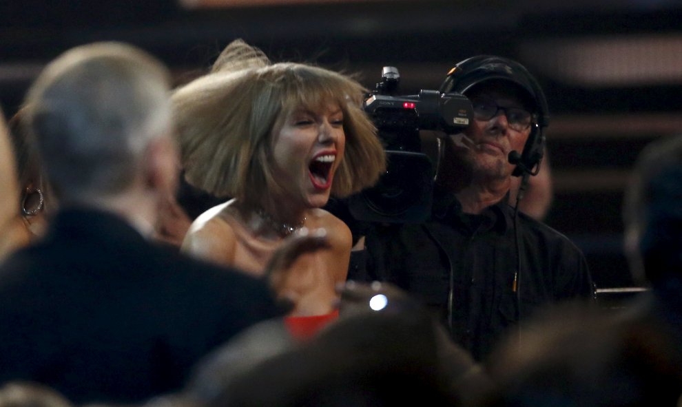 Taylor Swift reacciona después de enterarse de que Ed Sheeran había ganado el Grammy de la canción del año en la 58ª edición de los Grammy en Los Ángeles, California, anoche. REUTERS / Mario Anzuoni
