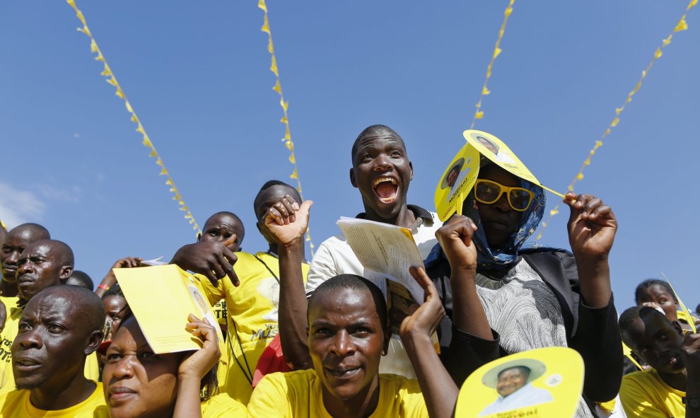 Cientos de seguidores del actual presidente de Uganda, Yoweri Museveni, asisten a su último mitín de campaña en Kampala (Uganda) hoy, 16 de febrero de 2016. La Policía ugandesa disparó ayer a seguidores del principal candidato de la oposición de Uganda, K