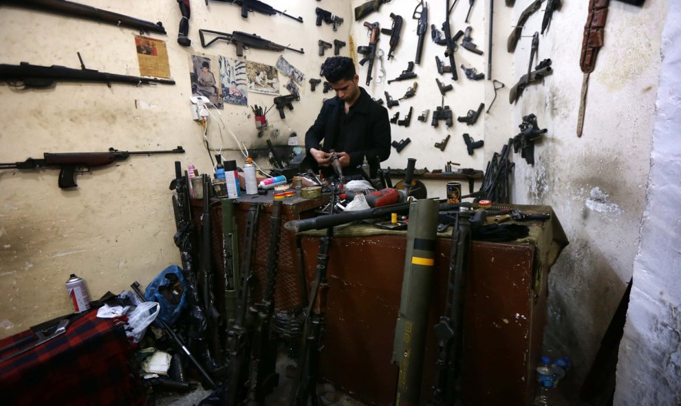 Hakim, un kurdo iraquí, trabaja en su taller en el principal mercado de Erbil, la capital de la región autónoma kurda del norte de Irak, donde repara armas para los combatientes peshmerga kurdos que luchan contra el Estado Islámico (EI).AFP
