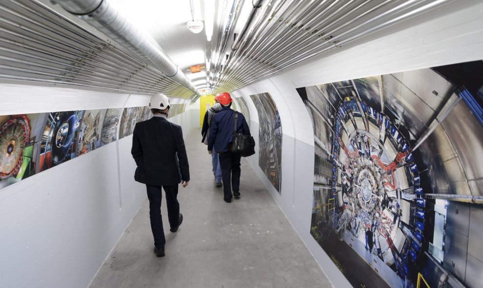 Vista de varios técnicos en el interior del túnel del Gran Acelerador de Hadrones (LHC) del CERN (Centro Europeo de Física de Partículas), durante una visita de la prensa en Meyrin (Suiza) hoy, 16 de febrero de 2016. El LHC es el mayor y más potente acele