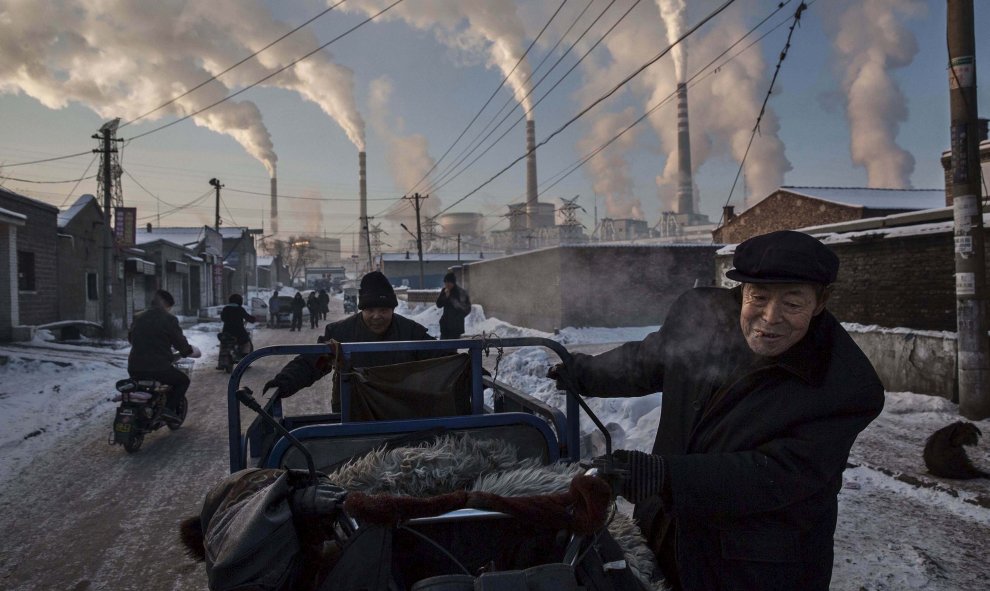 Mejor foto de la sección de Vida Diaria: 'Adición al carbón chino' de Kevin Frayer. REUTERS