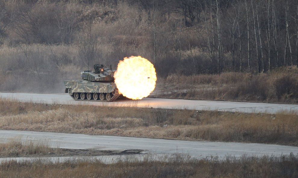 Un tanque del ejército de Corea del Sur dispara durante un ejercicio con fuego real en un campo de entrenamiento en Yangpyeong, Corea del Sur./ REUTERS / Lim Hun - jeong / Yonhap