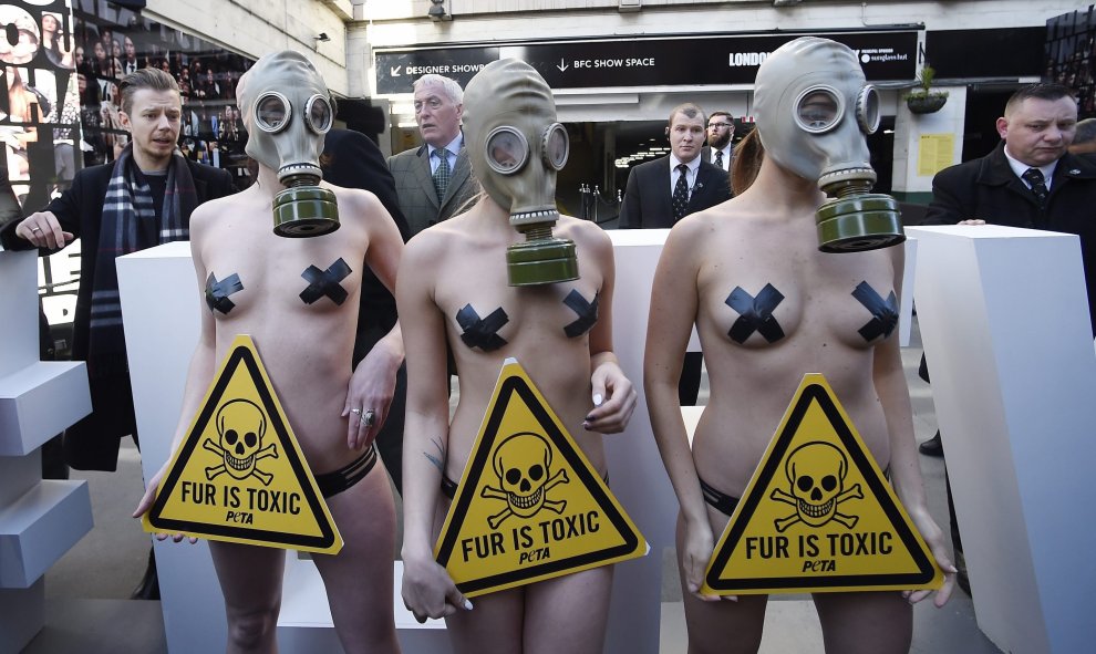 Activistas del grupo de defensa de animales PETA protestan semidesnudas contra el uso de las pieles coincidiendo con el primer día de la London Fashion Week, en Londres. EFE/Facundo Arrizabalaga
