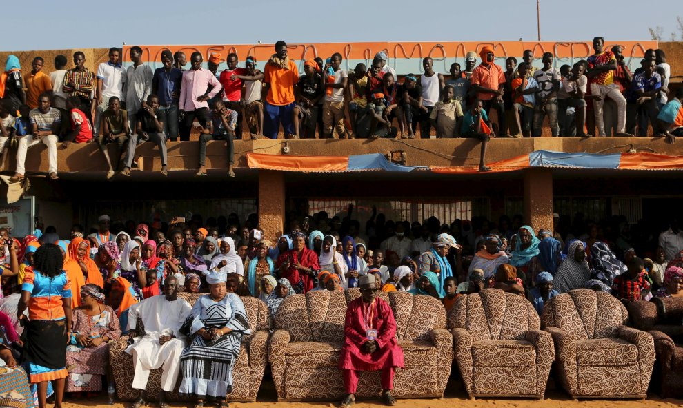 Los partidarios del candidato presidencial encarcelado Hama Amadou asisten a una reunión de la campaña electoral en Niamey, Nigeria. REUTERS/Joe Penney
