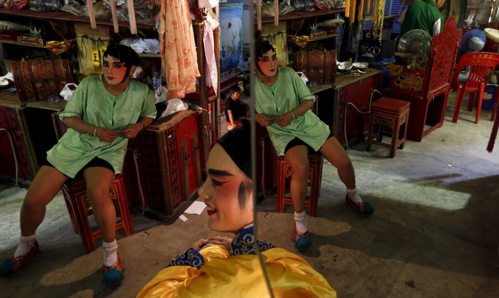 Los acores chinos de ópera descansan en el camerino durante la actuación en el barrio chino de Bangkok. REUTERS/Jorge Silva