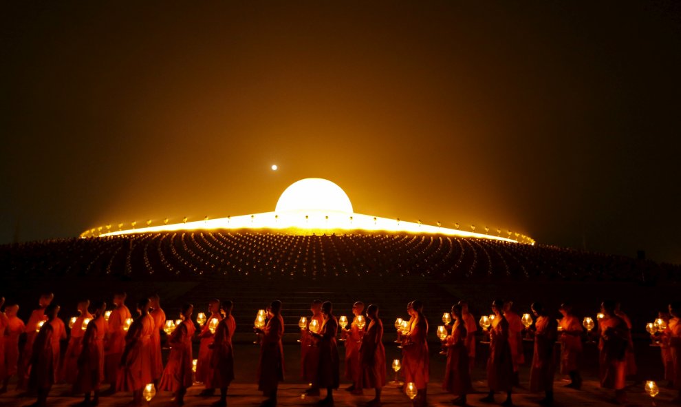 Monjes budistas rezan en el templo de Wat Phra Dhammakaya durante una ceremonia el Día de Magha Bucha en la provincia de Pathum Thani, al norte de Bangkok. REUTERS/Jorge Silva