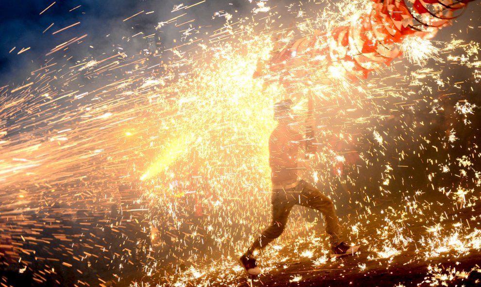 Ciudadanos de Miao celebran el 'Festival de la Linterna' con fuegos artificiales, en Taijiang, provincia de Guizhou (China). REUTERS/Stringer