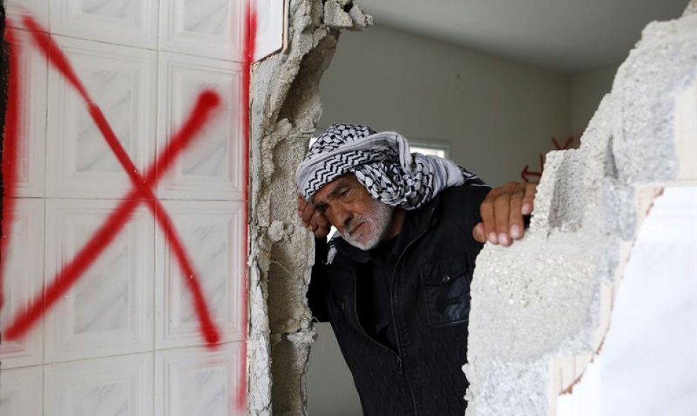 Familiares del prisionero palestino Mohammad Hroub inspeccionan las ruinas de su casa demolida por fuerzas israelíes en Dier Samit al sur de Hebrón (Palestina). EFE/Abed Al Hashlamoun
