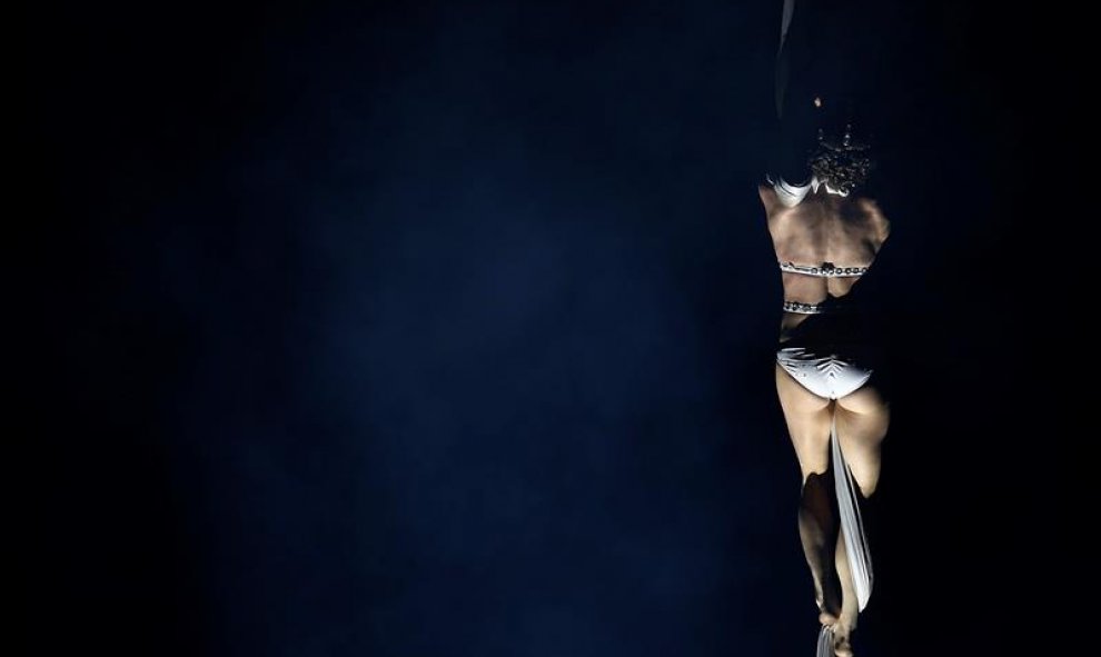 Una bailarina se presenta durante la noche inaugural de 57 edición del Festival Internacional de La Canción de Viña del Mar, en la ciudad de Viña del Mar, al noreste de Santiago de Chile. EFE/Mario Ruiz